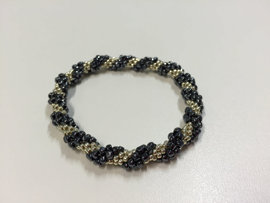 Elegant deep green and silver slim bracelet